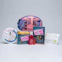 Set für die erste Periode mit Schutzprodukten und Ratgeber für Teenager