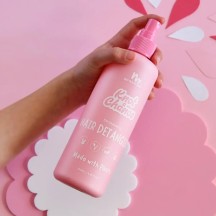 Natürliches Entwirrspray von No Nasties Kids für ein einfaches und sanftes Kämmen der Kinderhaare.
